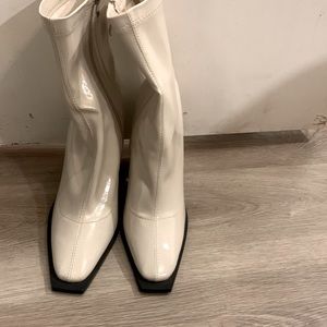 White boots super cute doesn’t fit me anymore so I wanted to sell